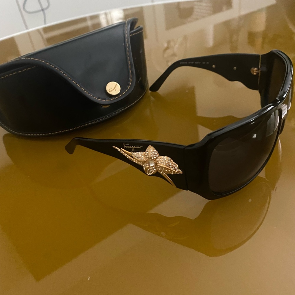 Ferragamo black sunglasses 💯 Authentic